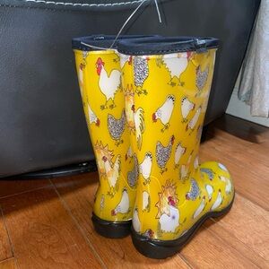 Sloggers Chicken Print Daffodil Yellow 10” Waterproof Rain and Muck Boots Size 7